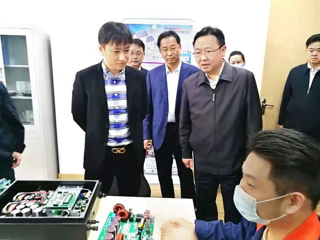 歡迎市委、市政府領(lǐng)導(dǎo)蒞臨我司子公司黃石（光谷）竑光新能源研發(fā)中心調(diào)研