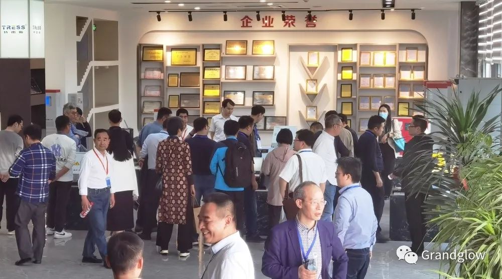 熱烈歡迎IEEE PELS武漢分會、武漢電源學會及湖北理工學院的各位領(lǐng)導專家們蒞臨我司參觀調(diào)研